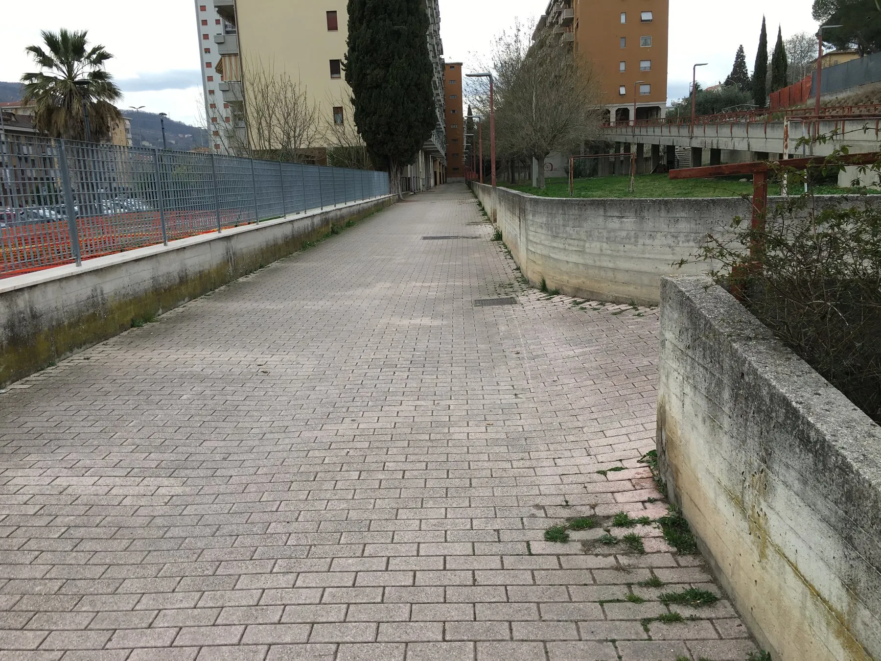 Piazza della Scuola Media di Monticelli – Ascoli Piceno — fotografia 1