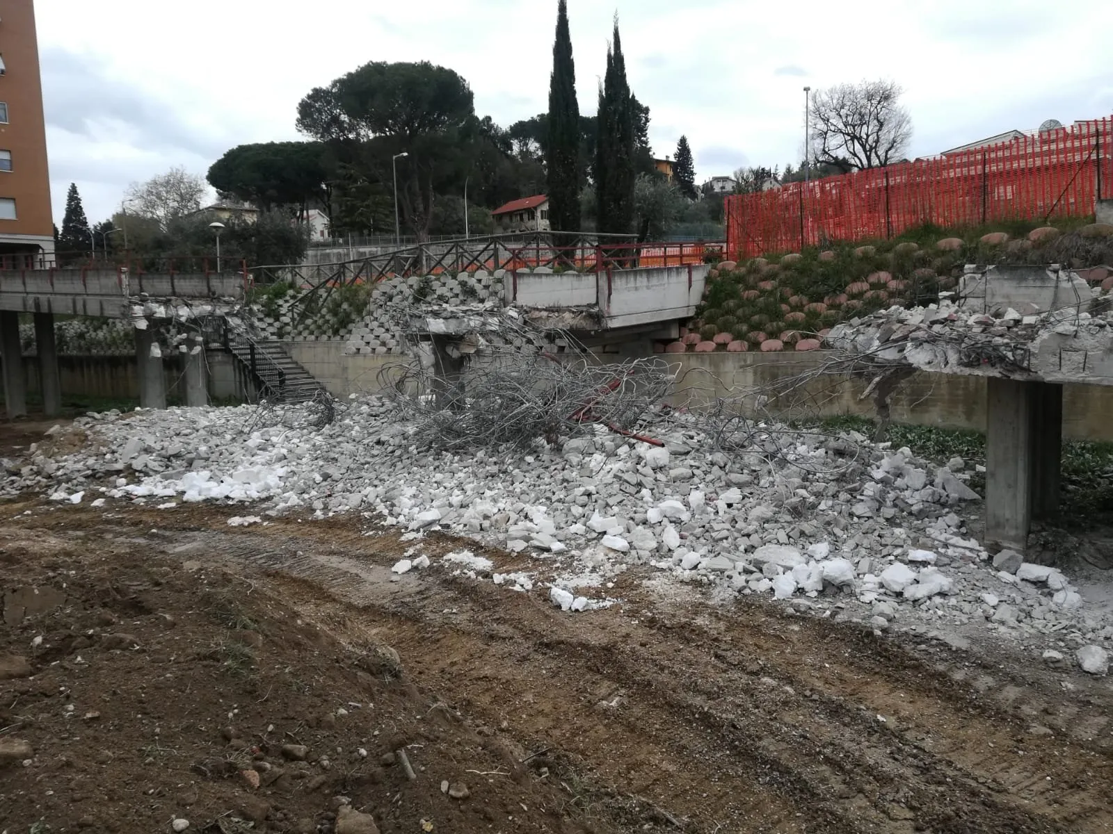 Piazza della Scuola Media di Monticelli – Ascoli Piceno — fotografia 3